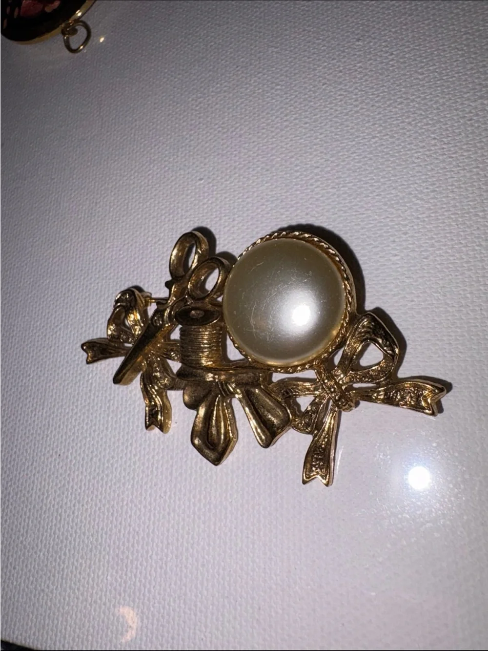 Vintage Sewing Notion pin gold tone pearl Brooch seamstress Scissors